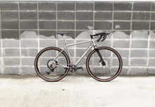 Laden Sie das Bild in den Galerie-Viewer, Double Ace Titanium GRAVEL | GRX820 1*12 Complete Bike Standard Raw  (Brushed/Sandblast)